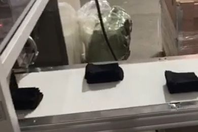 Mesin Pelipat dan Penyusun Masker Wajah